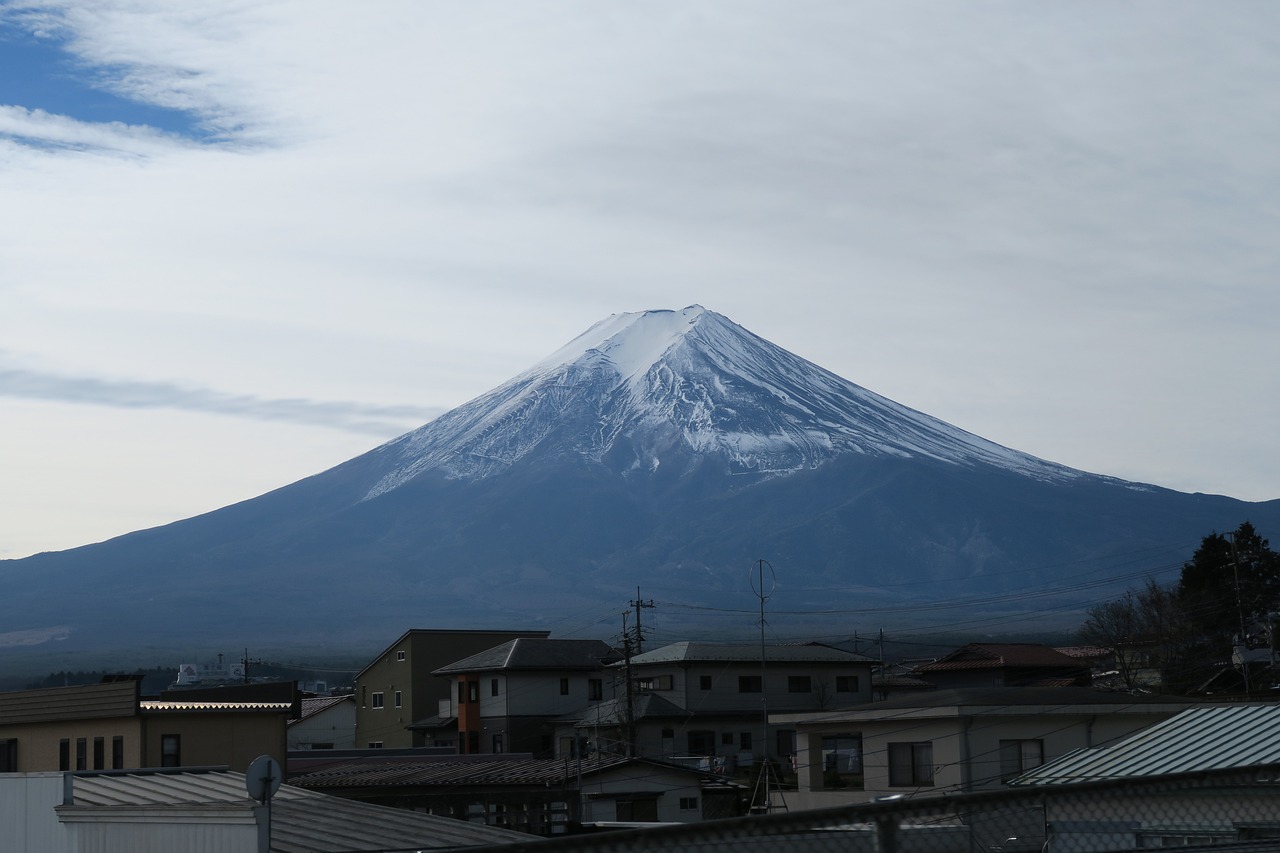 日本樱岛火山喷发 灰柱高达2000米，日本樱岛火山喷发，灰柱直冲云霄高达2000米